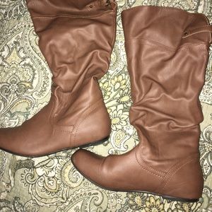 Brown/tan flat boots